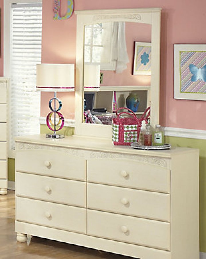 Ashley Furniture Cottage Retreat Dresser with Mirror | Ontario