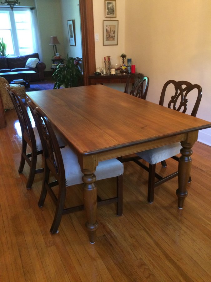 SUPERBE TABLE EN BOIS MASSIF!  BEAUTIFUL HARDWOOD TABLE!  Quebec